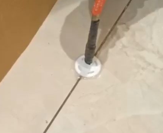 辉南瓷砖空鼓维修公司专业解答瓷砖在铺贴过程中，如果没有涂抹均匀到位的粘结材料（如水泥砂浆或瓷砖胶），可能会导致以下问题