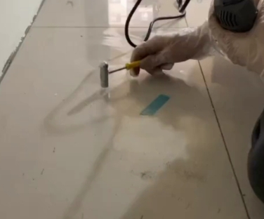 辉南瓷砖开裂维修公司专业分享瓷砖在铺贴前如果没有沥干水分，将会导致以下问题