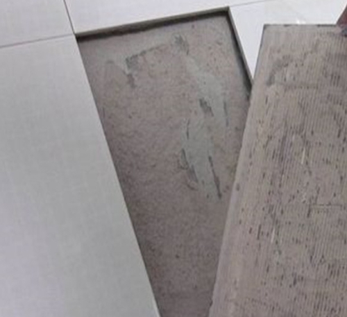 辉南瓷砖空鼓维修公司分享瓷砖铺贴时如果打浆（即涂抹在瓷砖背面和基层上的砂浆或瓷砖胶）过少，会带来以下问题